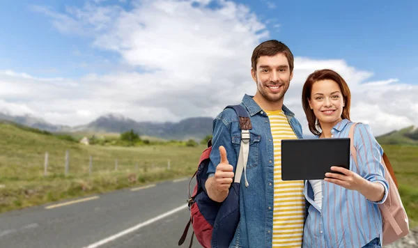 Casal feliz de turistas com computador tablet — Fotografia de Stock