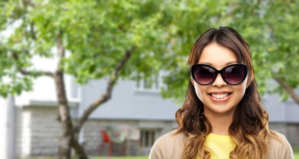 Feliz sorrindo jovem asiático mulher em óculos de sol — Fotografia de Stock