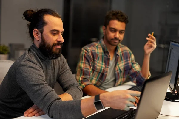 Creatieve team met computer werkt laat op kantoor — Stockfoto