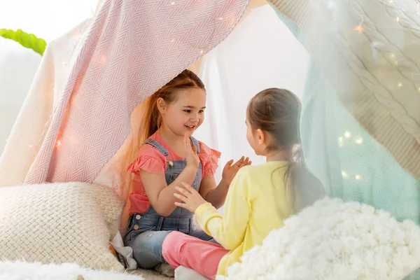 Mädchen spielen Klatschspiel im heimischen Kinderzelt — Stockfoto