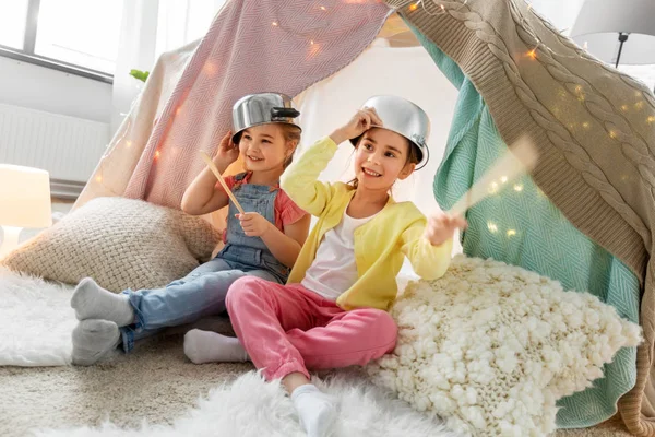 Meninas com panelas jogando na tenda crianças em casa — Fotografia de Stock