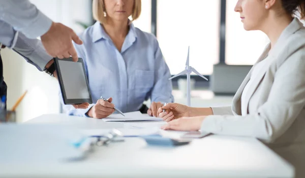 Primer plano del equipo de negocios con Tablet PC en la oficina — Foto de Stock