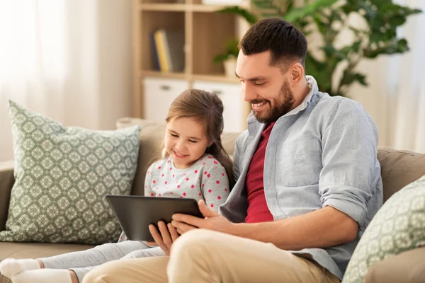 Πατέρας και κόρη με tablet υπολογιστή στο σπίτι — Φωτογραφία Αρχείου