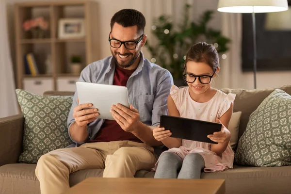Far och dotter med tablet-datorer hemma — Stockfoto