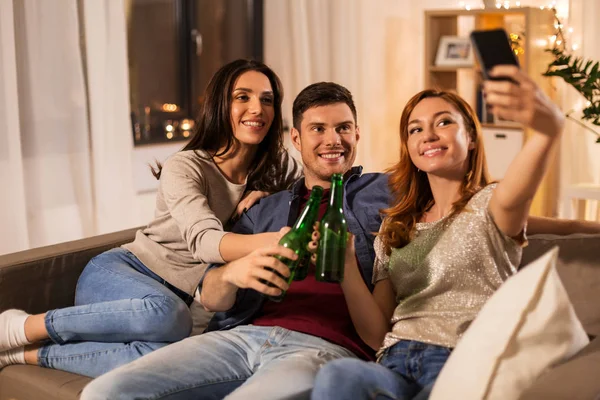 Amigos batendo bebidas e tomar selfie em casa — Fotografia de Stock