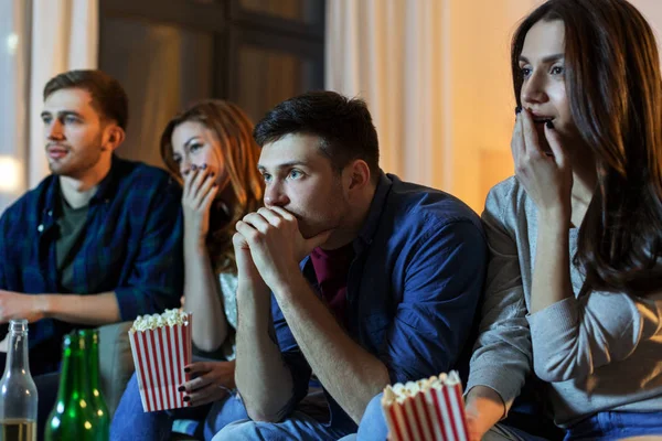 Vrienden met bier en popcorn tv kijken thuis — Stockfoto