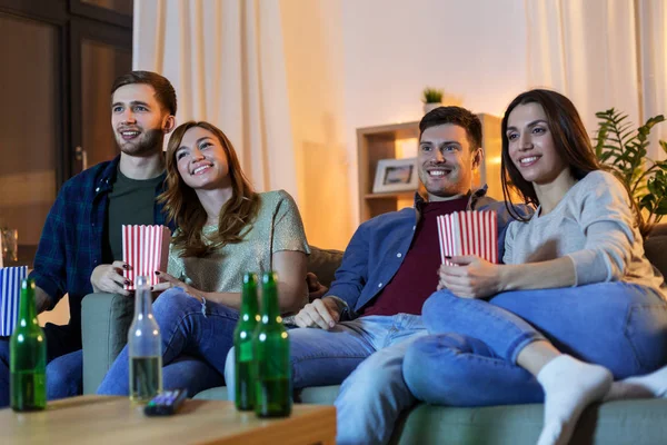 Amigos con cerveza y palomitas de maíz viendo la televisión en casa —  Fotos de Stock