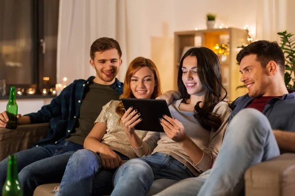 Freunde mit Tablet-Computer trinken zu Hause Bier — Stockfoto