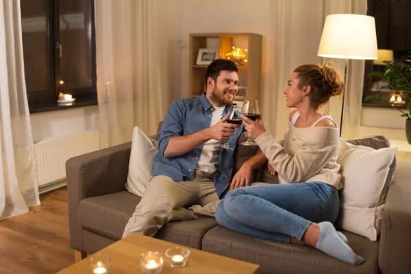Lyckligt par dricker rött vin hemma i kväll — Stockfoto