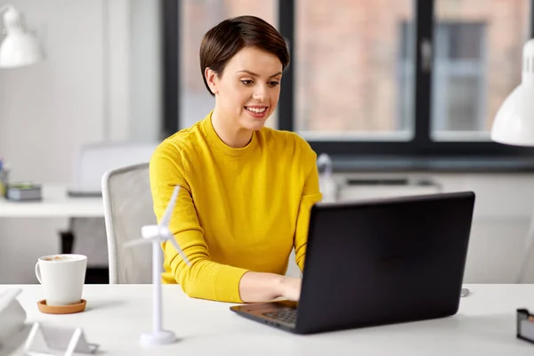 Feliz mujer de negocios con portátil de trabajo en la oficina — Foto de Stock