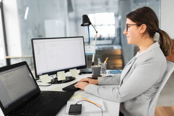 Femeie de afaceri cu calculator care lucrează la birou — Fotografie, imagine de stoc