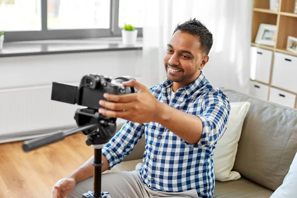 Ινδικό αρσενικό βίντεο blogger ρύθμιση της κάμερας στο σπίτι — Φωτογραφία Αρχείου