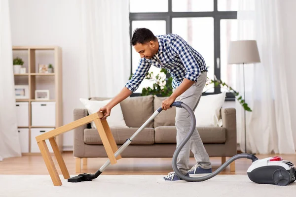 Hombre indio con aspiradora en casa — Foto de Stock