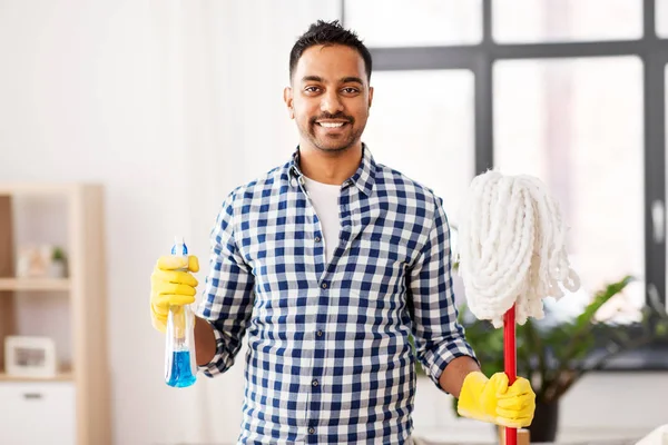 Indyjski człowiek z MOP i detergentem sprzątanie w domu — Zdjęcie stockowe