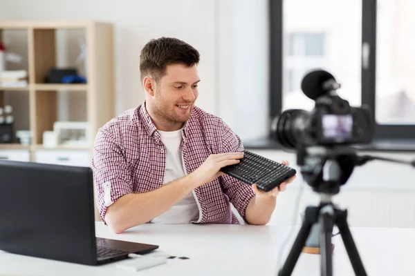 Video blogger masculino con videoblogging de teclado — Foto de Stock