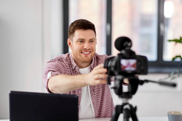 Video blogger masculino ajustando la cámara en la oficina en casa — Foto de Stock