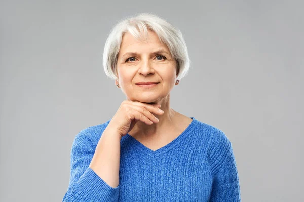 Potret wanita tua yang cantik dengan sweater biru — Stok Foto