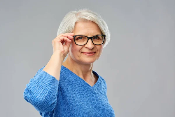 Πορτρέτο της ηλικιωμένης γυναίκας με γυαλιά πάνω από γκρι — Φωτογραφία Αρχείου