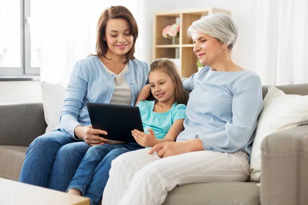 Moeder, dochter en grootmoeder met tablet pc — Stockfoto