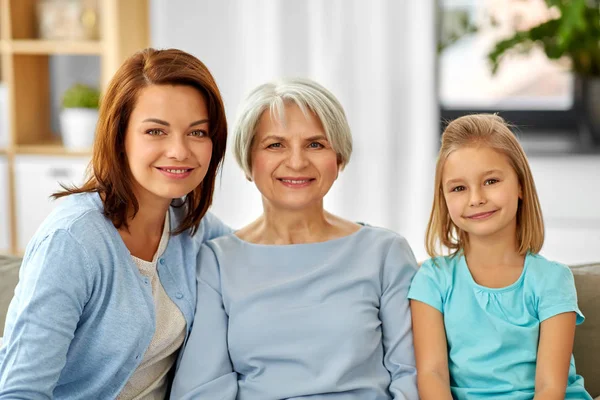 Retrato de mãe, filha e avó — Fotografia de Stock