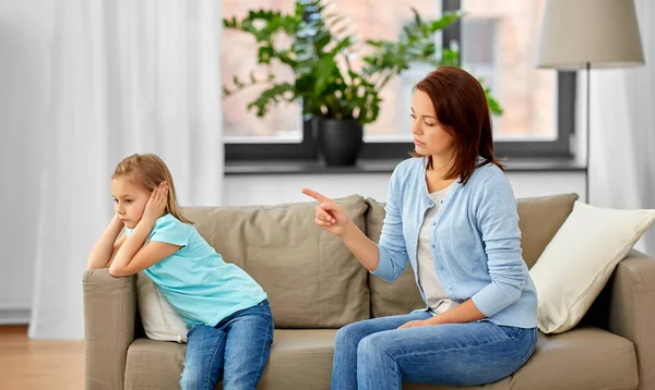 Irritada mãe repreendendo sua filha em casa — Fotografia de Stock
