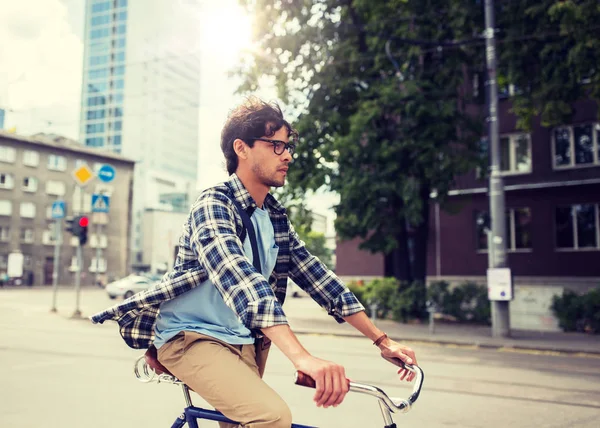 Giovane hipster uomo con borsa in sella bici a scatto fisso — Foto Stock