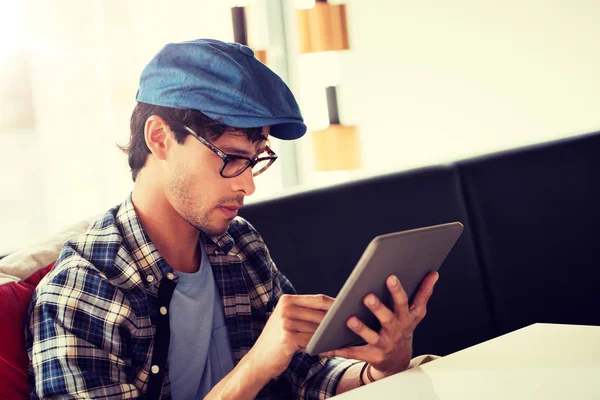 Mann mit Tablet-PC sitzt am Cafétisch — Stockfoto