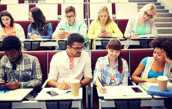 Grupp internationella studenter på föreläsning — Stockfoto