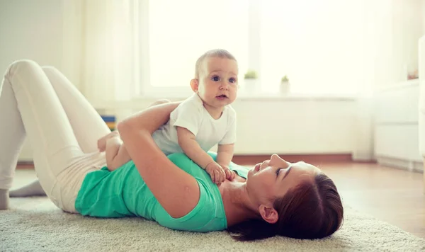 Mutlu anne evde bebekle oynuyor. — Stok fotoğraf