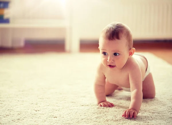 Liten bebis i blöja krypa på golvet hemma — Stockfoto