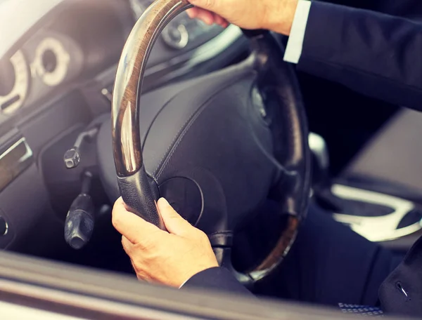 Ανώτερος επιχειρηματίας χέρια οδήγηση αυτοκινήτου — Φωτογραφία Αρχείου