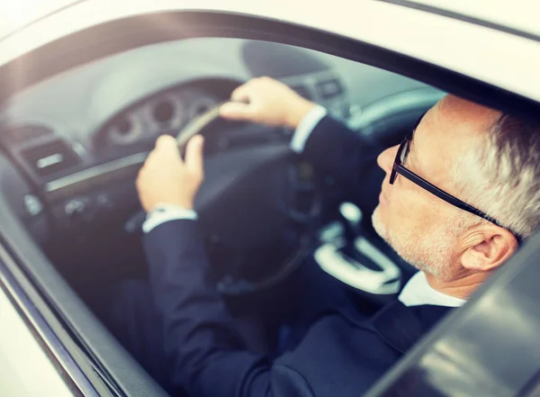 Felice uomo d'affari anziano guida auto — Foto Stock