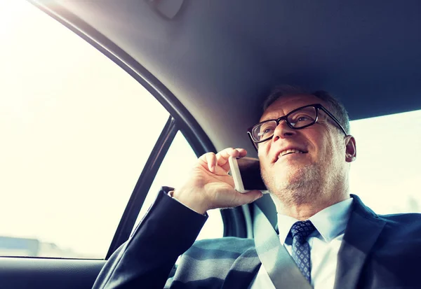 Hombre de negocios senior llamando en el teléfono inteligente en el coche —  Fotos de Stock