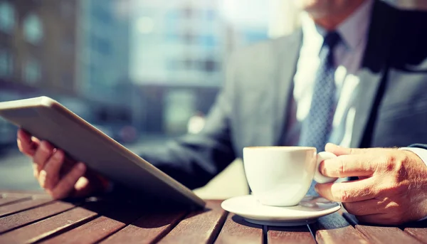 Senior affärsman med TabletPC och kaffe — Stockfoto