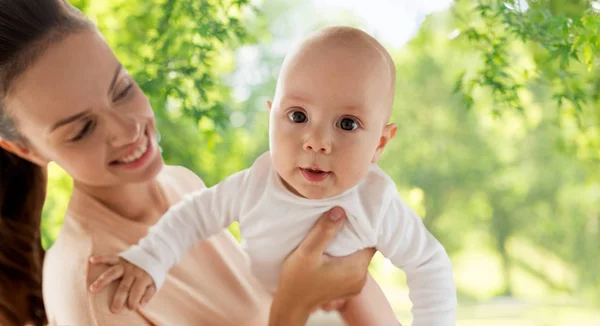 Küçük erkek bebek ile mutlu anne — Stok fotoğraf