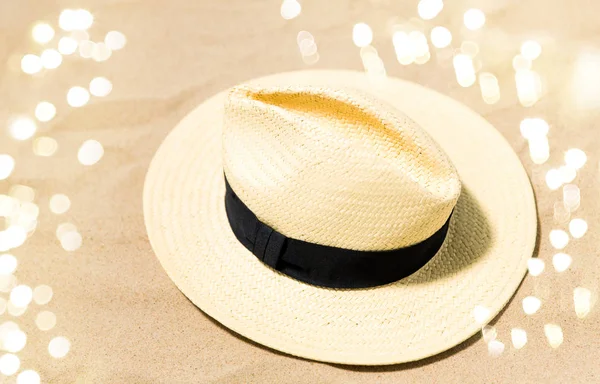 Chapéu de palha na areia da praia — Fotografia de Stock
