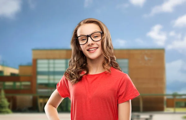 Sorrindo estudante menina em óculos sobre a escola — Fotografia de Stock