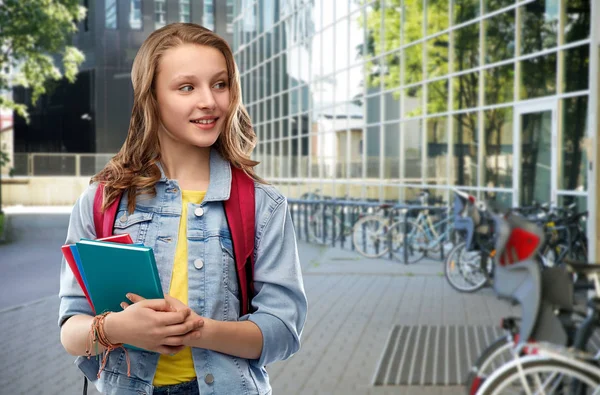Glad leende tonåring student flicka med skolväska — Stockfoto