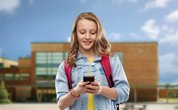 Adolescent étudiant fille avec sac d'école et smartphone — Photo