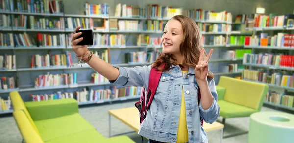 Студентка-підліток бере селфі на смартфон — стокове фото