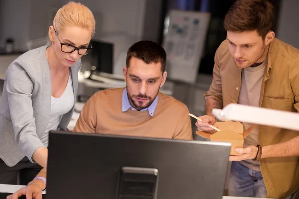 Geschäftsteam mit Computer arbeitet spät im Büro — Stockfoto