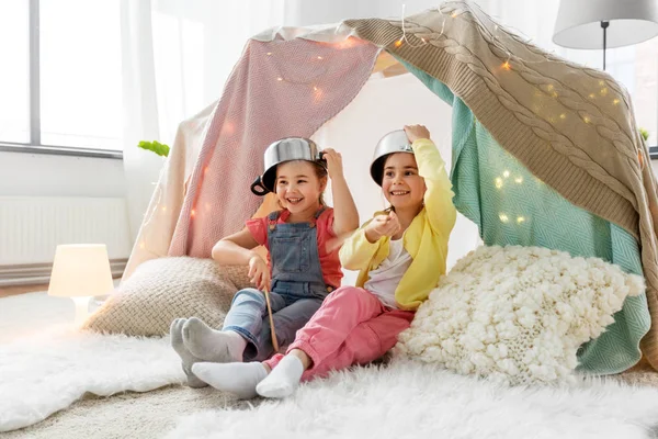 Mädchen mit Töpfen spielen zu Hause im Kinderzelt — Stockfoto