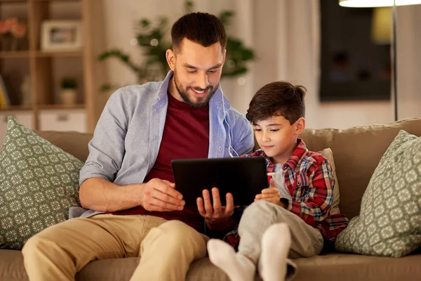 Padre e figlio ascoltano musica su tablet pc — Foto Stock