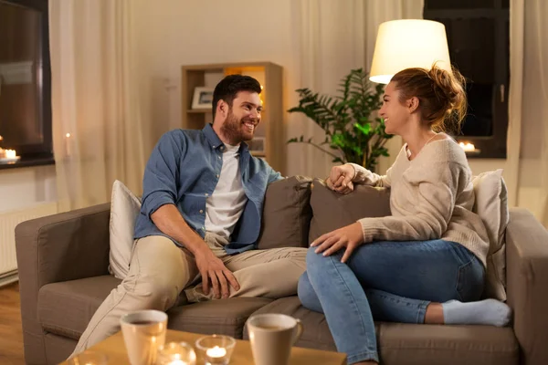 Casal feliz conversando em casa à noite — Fotografia de Stock