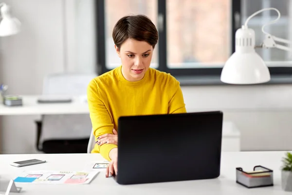 UI designer med laptop arbetar på kontoret — Stockfoto