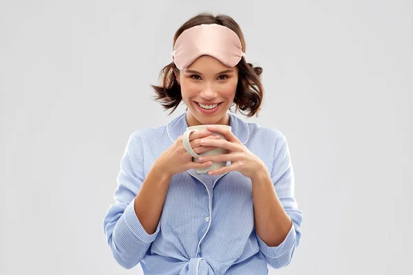 Femme en pyjama et masque de sommeil boire du café — Photo