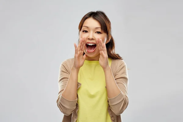 Ung asiatisk kvinna ropar på någon — Stockfoto