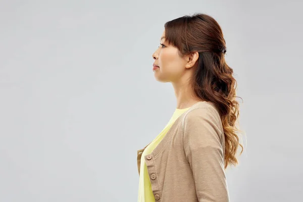 Asian woman over grey background — Stock Photo, Image