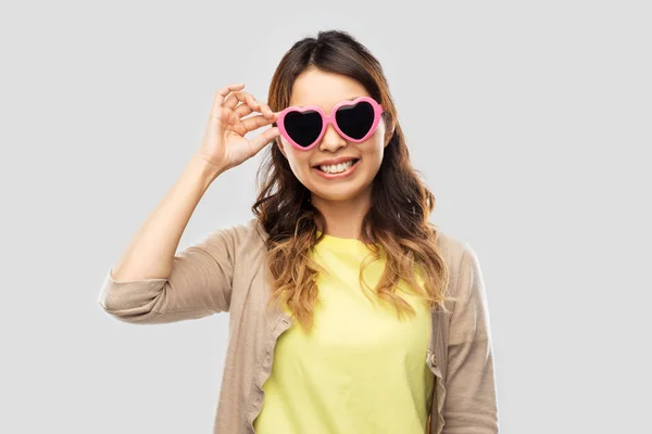 Aziatische vrouw in hartvormige zonnebrillen — Stockfoto