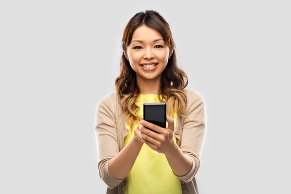 Szczęśliwy Azji kobieta za pomocą smartfona — Zdjęcie stockowe
